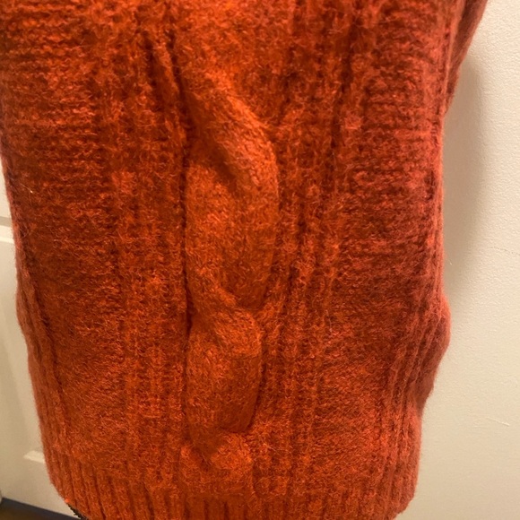 Women’s Burnt Orange Cable Knit Vest Acrylic New Size small/medium - Picture 2 of 10